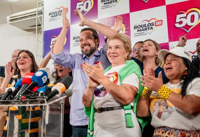 Guilherme Boulos e Marta Suplicy após anúncio do resultado do primeiro turno das eleições em São Paulo. Foto: Leandro Paiva/Divulgação