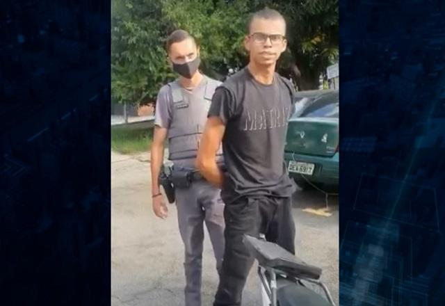 Guilherme Costa sendo preso por policial depois de assassinato