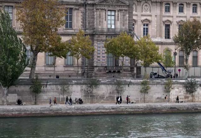 Guindaste e janela quebrada durante roubo no Louvre | Foto: Reprodução/Reuters
