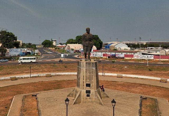 Imagem aérea feita por drone mostra estátua de Amílcar Lopes Cabral, líder anticolonial que liderou o movimento de independência de Guiné-Bissau, em Bissau | 24/11/2025/Reuters/Luc Gnago
