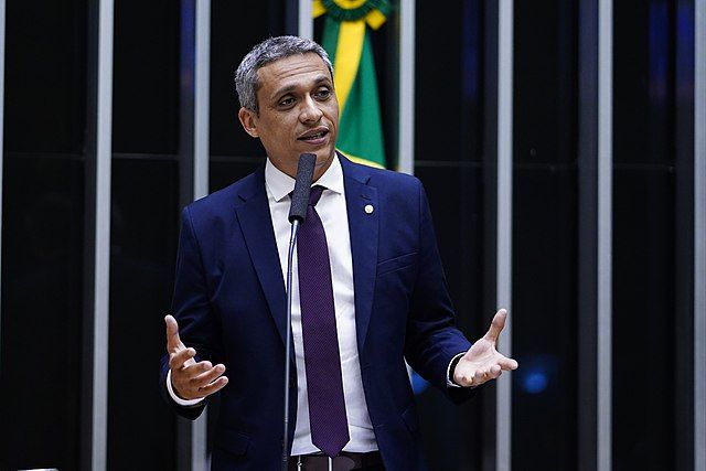 "Me veio a imagem da Gleisi, Lindbergh e do Davi Alcolumbre fazendo um trisal. Que pesadelo”, escreveu Gayer no X | Reprodução Câmara dos Deputados