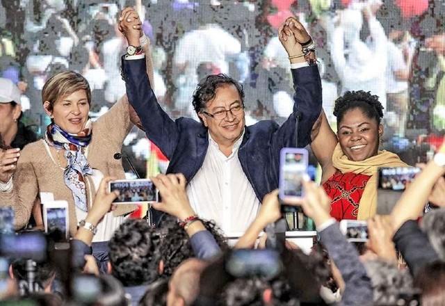 Gustavo Petro e sua vice, após anúncio da vitória