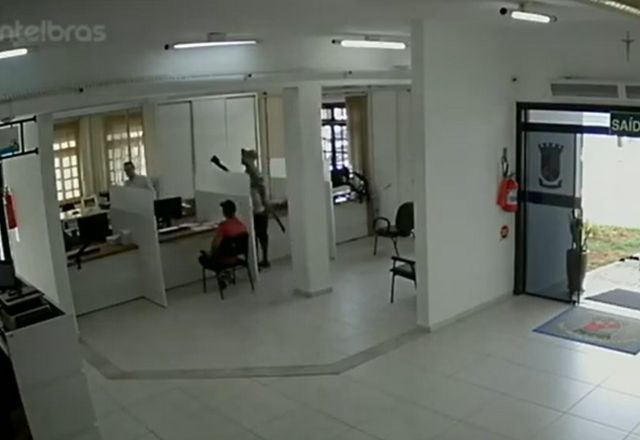 Vídeo: Homem armado com facões invade prefeitura e é desarmado por prefeito
