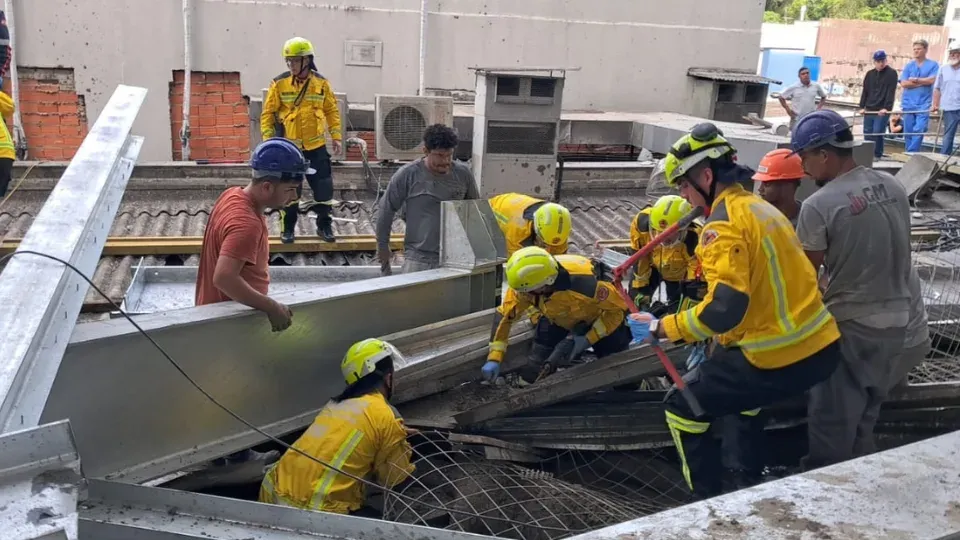 "Há risco de novos colapsos", afirmam bombeiros após tragédia em obra no Centro de Blumenau | Imagem: Defesa Civil de SC