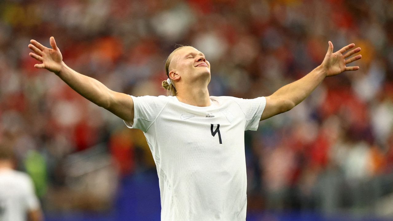 Erling Haaland, da Noruega, comemora ao marcar o segundo gol | REUTERS/Hannah Mckay