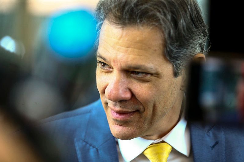 Ministro Fernando Haddad fala com a imprensa ao sair do ministério