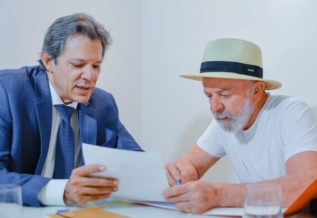 Haddad e Lula se reuniram nesta segunda (17) para debater projeto que amplia isenção do IR. Proposta deve ser enviada ao Congresso nesta terça (18) | Divulgação/Ricardo Stuckert/PR