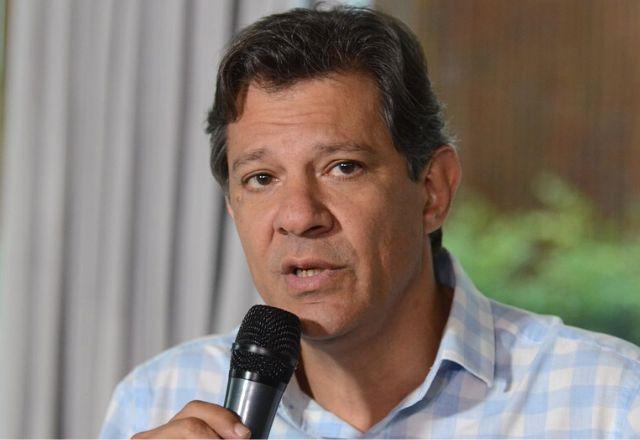 Haddad fala ao microfone (Agência Brasil)