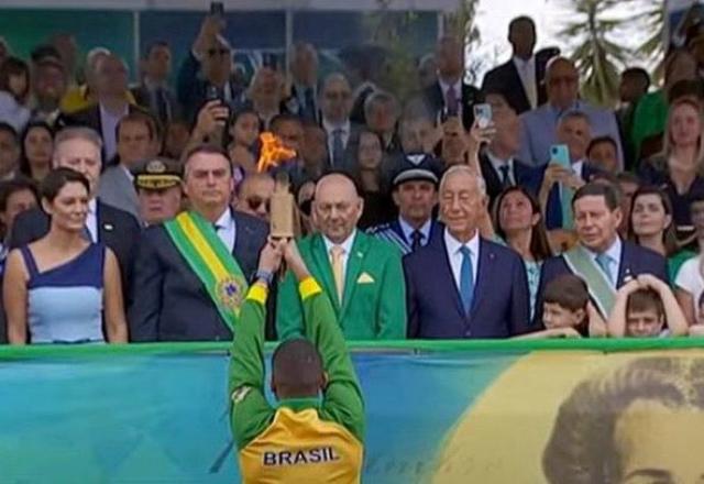 Hang se posicionou entre Bolsonaro e o presidente de Portugal, na tribuna de honra, em Brasília | Reprodução