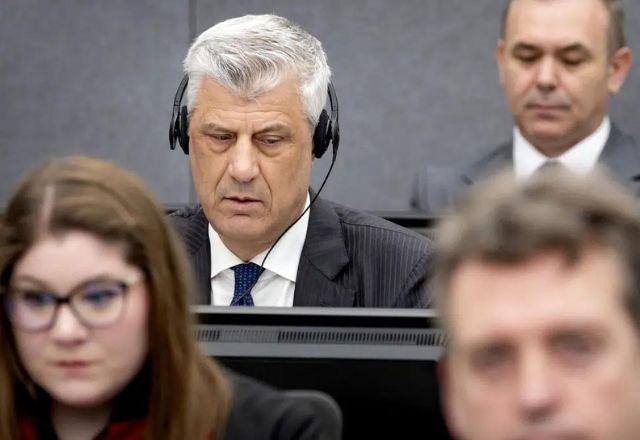 Hashim Thaçi durante julgamento no Tribunal Especial para o Kosovo, em Haia, na Holanda