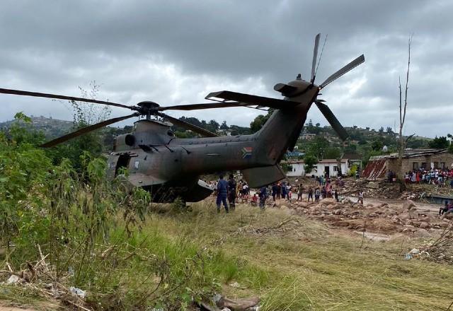Helicóptero das Forças Armadas da África do Sul presta ajuda às vítimas de inundações