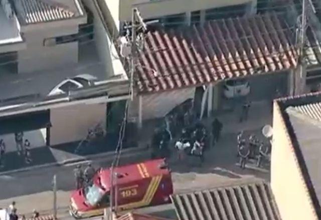 Helicóptero do SBT mostra vários policiais em negociação na casa onde está o sequestrador - SBT