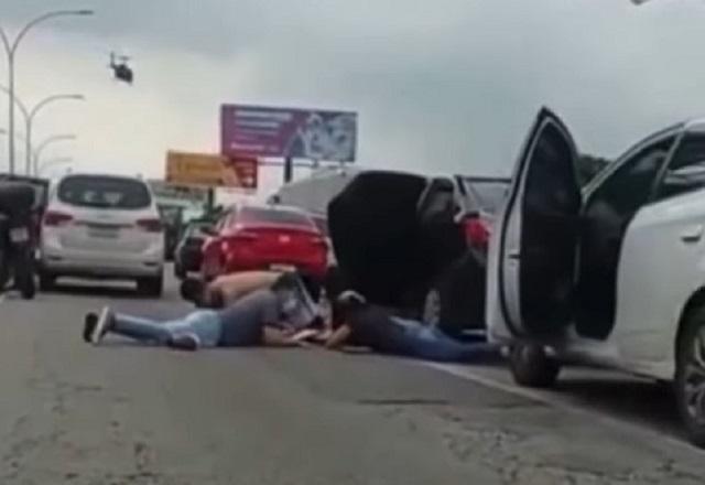 Helicóptero sobrevoa área onde motoristas tiveram que sair e se abaixar para se protegerem de tiroteio em via do RJ