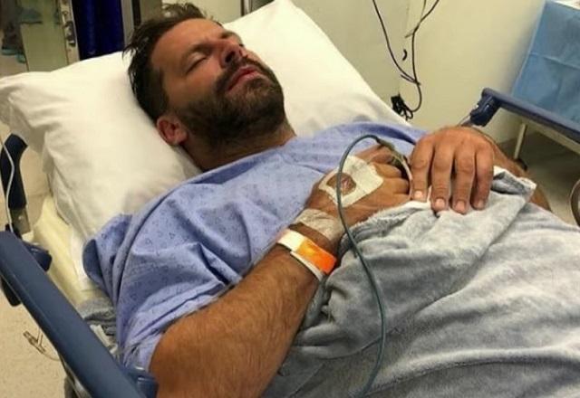 Henri Castelli, ator, em leito de hospital