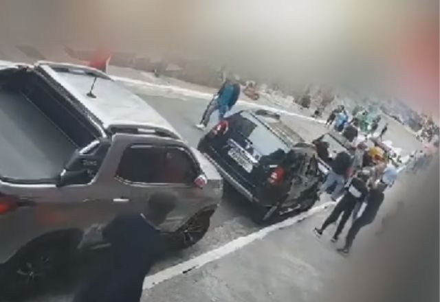 Holandeses foram abordados por uma dupla de rapazes e, logo depois, outros suspeitos atacaram o homem que caiu batendo a cabeça no chão | SBT