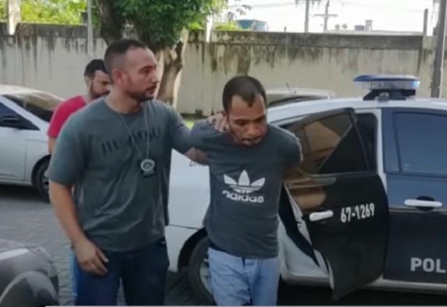 Homem acusado de cometer homicídio qualificado sendo conduzido por policiais