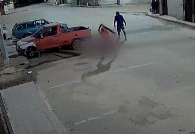 Homem agredindo outro com um pedaço de madeira