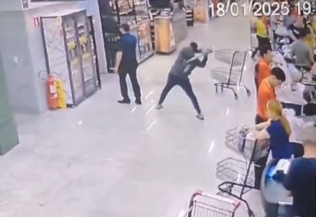 Homem agride gerente de supermercado com pá após reclamações da esposa