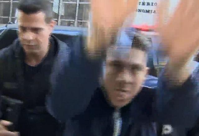 Homem algemado ataca câmera enquanto é preso por policial