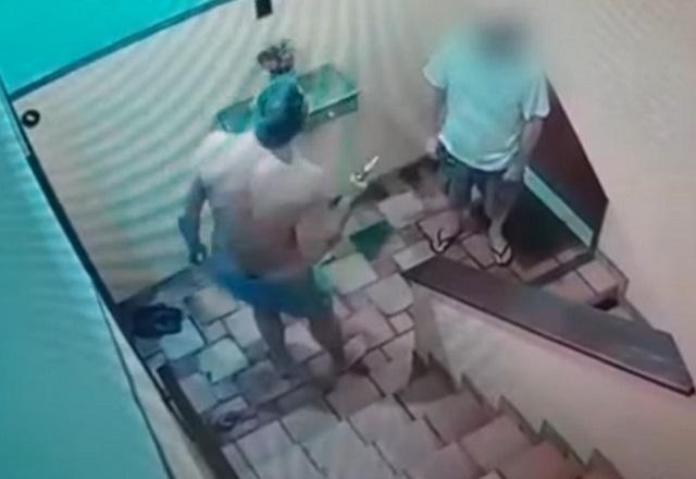 Homem armado que ameaçava vizinhos é preso no RJ