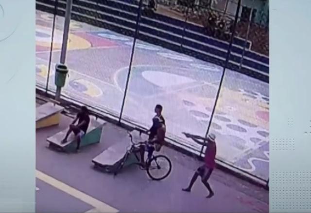 Homem apontando arma para outro
