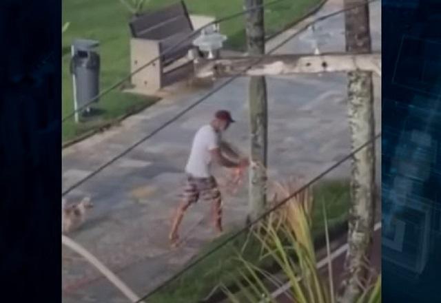 Homem é flagrado arrancando faixas de bloqueio na praia