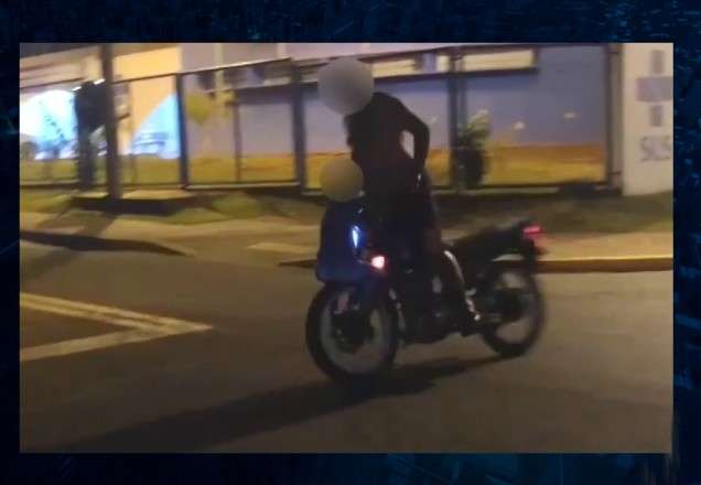 Homem arrisca vida do filho em vídeo de manobras perigosas com moto Homem arrisca vida do filho em vídeo de manobras perigosas com moto