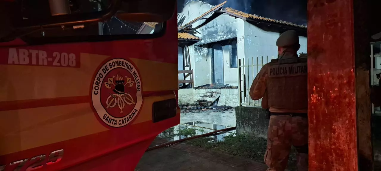 A enteada do homem e o outro filho de três meses saíram ilesos | Corpo de Bombeiros/SC