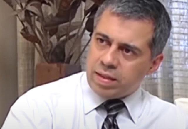 Homem branco com cabelo grisalho