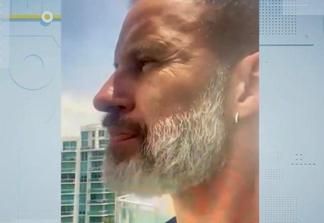 Homem branco, de barba branca, de perfil