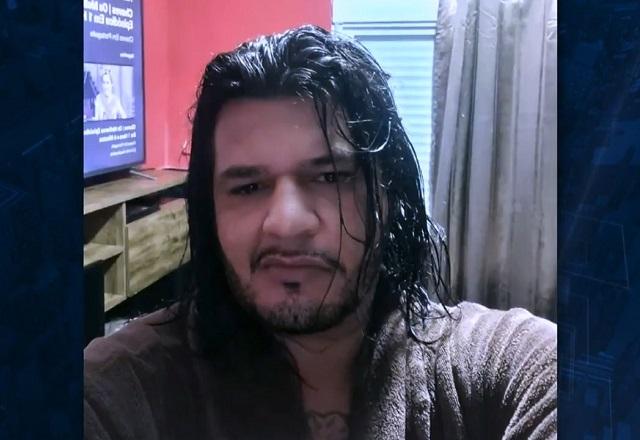 Homem branco de barba e cabelos compridos
