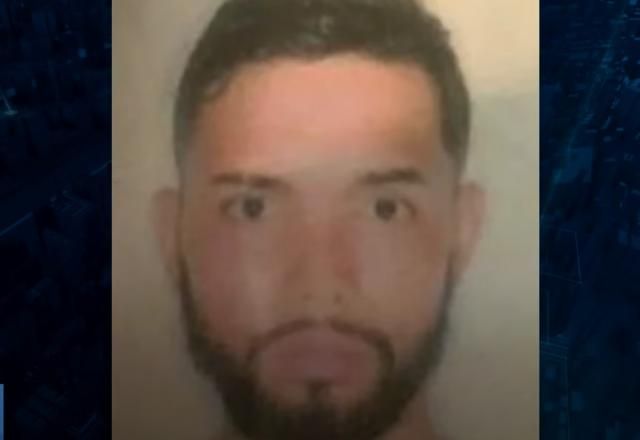Homem branco de barba escura