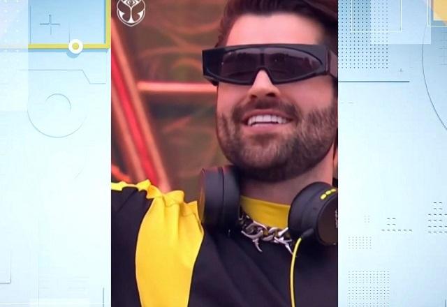 Homem branco, de óculos escuro e sorrindo