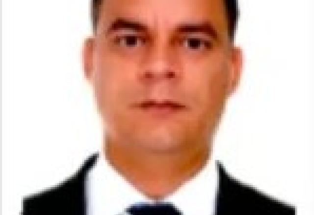 Homem branco, de terno, em foto 3 por 4