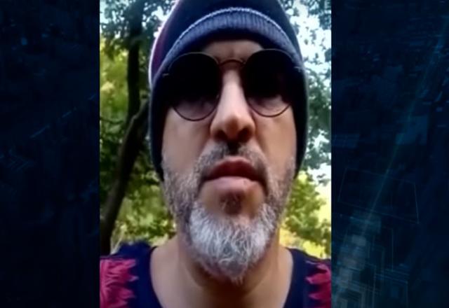 Homem branco de touca, óculos e barba grisalha