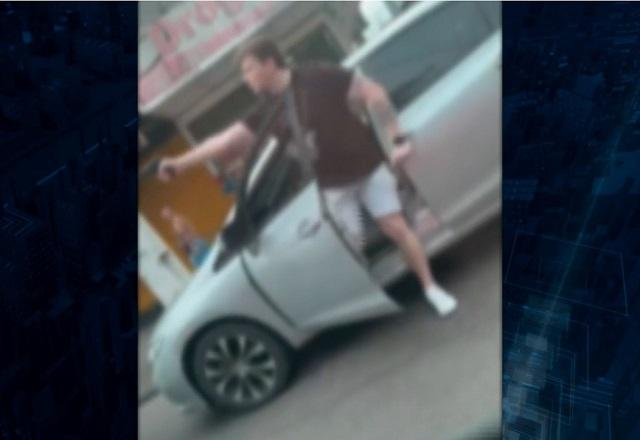 Delegado transtornado aponta arma durante briga de trânsito