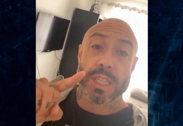 Homem branco e careca