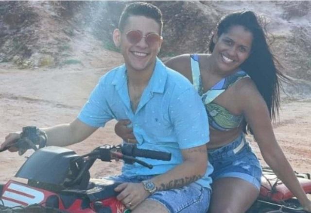Homem branco e mulher negra em cima de moto, sorrindo para foto