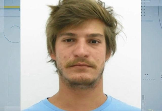 Homem branco em foto 3 por 4