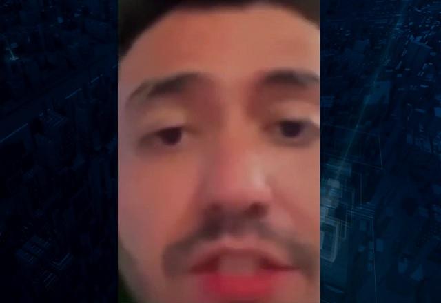 Homem branco falando