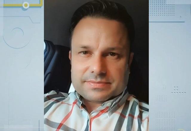 Homem branco gravando vídeo dentro de carro