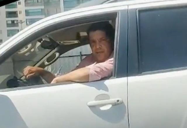 Homem branco sendo filmado na direção de veículo