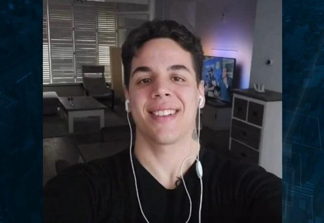 Homem branco sorrindo para foto