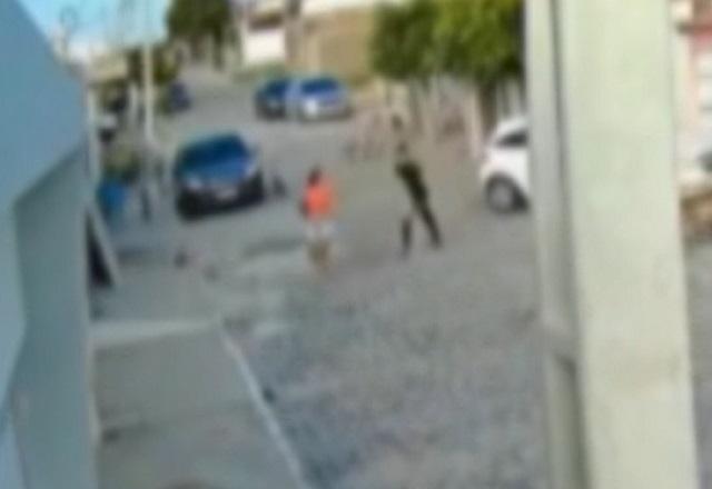 Homem agride companheira, ameaça moradores e vizinho atira