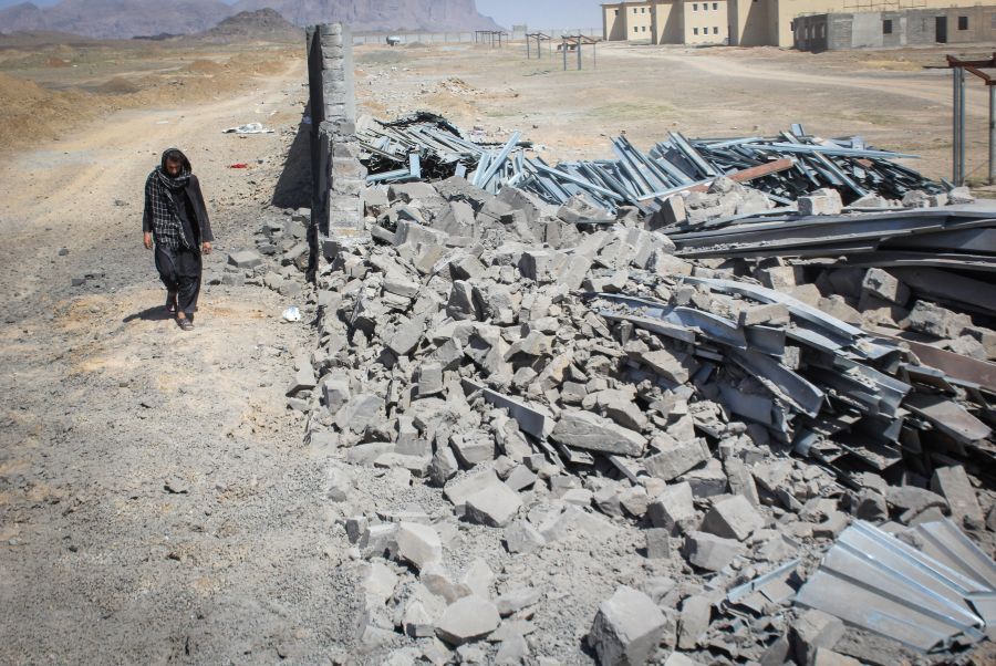 Homem caminha perto de muro atingido por ataque aéreo em meio a conflito entre Afeganistão e Paquistão em Kandahar, no Afeganistão | 28/06/2026/Reuters/Stringer