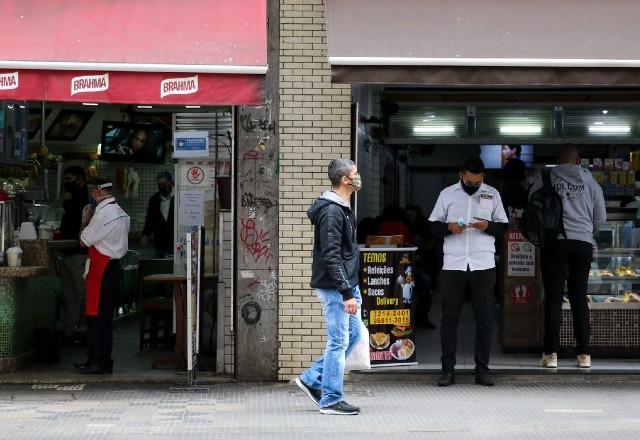 Homem caminhando em São Paulo