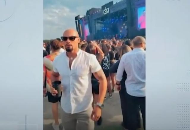 Homem careca de óculos escuro e camiseta branca