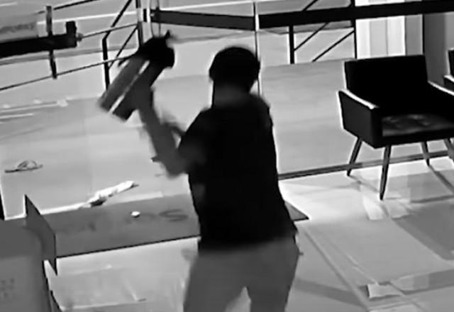 Homem carregando garrafa de café em imagem preto e branca