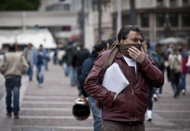 Homem coloca cachecol sobre o rosto para se proteger do frio (Agência Brasil)