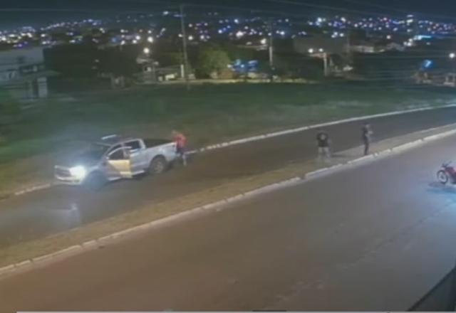 Homem colocando vítima em caminhonete